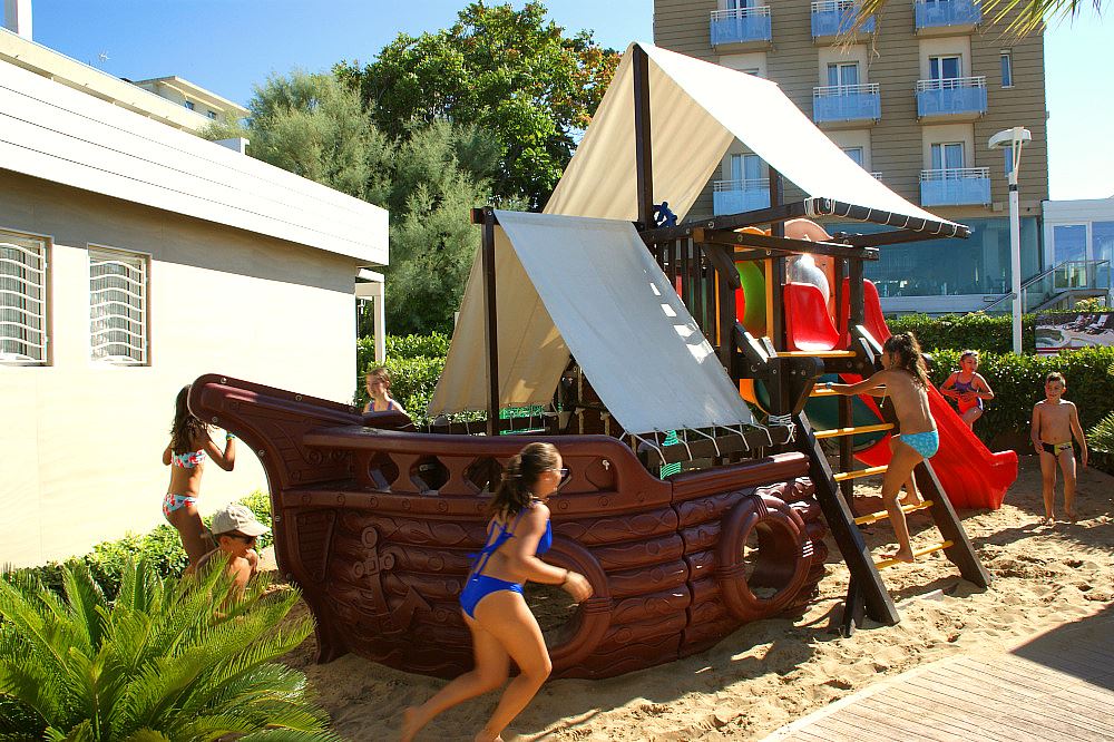 Galeone tappeto elastico in spiaggia