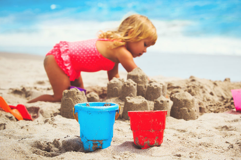 castelli di sabbia Bambini giochi a riva castelli di sabbia